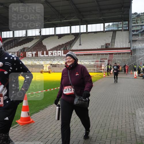 07.12.2025 - St. Pauli X-Mass-Run No. 15 Fabian Wolf http://msf.ph/oto/9421378 07.12.2025 11:45:40 Ziel 569, 572, 1324, 2382, 2385, 3028, 3378, 3379, 3774, 3963, 4058, 4060, 4112 meine-sportfotos.de