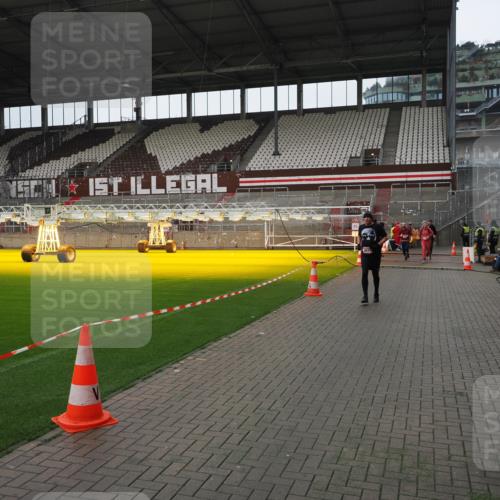 07.12.2025 - St. Pauli X-Mass-Run No. 15 Fabian Wolf http://msf.ph/oto/9421381 07.12.2025 11:45:42 Ziel 355, 526, 569, 572, 1324, 1541, 2382, 2385, 3028, 3378, 3379, 3963, 4058, 4060, 4112 meine-sportfotos.de