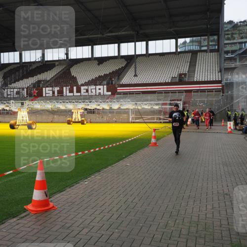 07.12.2025 - St. Pauli X-Mass-Run No. 15 Fabian Wolf http://msf.ph/oto/9421383 07.12.2025 11:45:42 Ziel 355, 526, 569, 572, 1324, 1541, 2382, 2385, 3028, 3378, 3379, 3963, 4058, 4060, 4112 meine-sportfotos.de