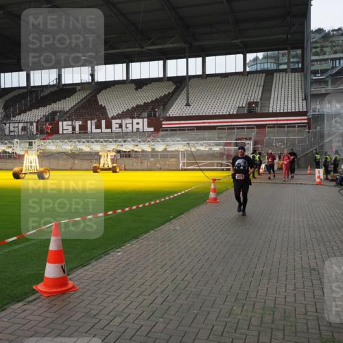 07.12.2025 - St. Pauli X-Mass-Run No. 15 Fabian Wolf http://msf.ph/oto/9421384 07.12.2025 11:45:42 Ziel 355, 526, 569, 572, 1324, 1541, 2382, 2385, 3028, 3378, 3379, 3963, 4058, 4060, 4112 meine-sportfotos.de