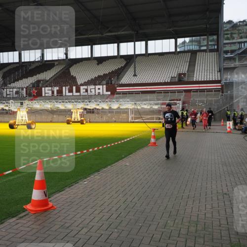 07.12.2025 - St. Pauli X-Mass-Run No. 15 Fabian Wolf http://msf.ph/oto/9421385 07.12.2025 11:45:42 Ziel 355, 526, 569, 572, 1324, 1541, 2382, 2385, 3028, 3378, 3379, 3963, 4058, 4060, 4112 meine-sportfotos.de