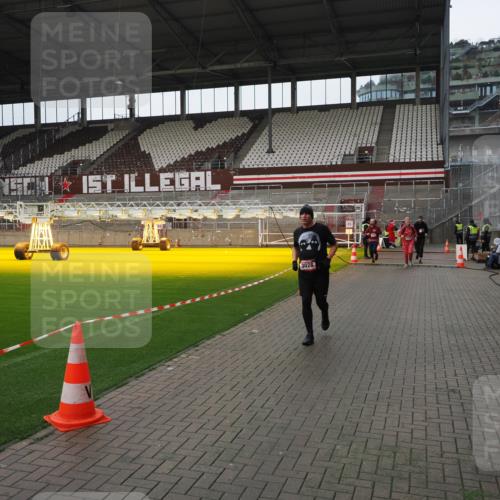 07.12.2025 - St. Pauli X-Mass-Run No. 15 Fabian Wolf http://msf.ph/oto/9421389 07.12.2025 11:45:43 Ziel 355, 526, 569, 572, 1324, 1541, 2382, 2385, 3028, 3378, 3379, 3963, 4058, 4060, 4112 meine-sportfotos.de