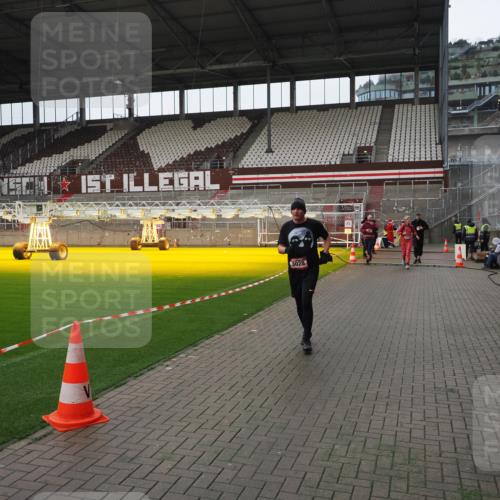 07.12.2025 - St. Pauli X-Mass-Run No. 15 Fabian Wolf http://msf.ph/oto/9421390 07.12.2025 11:45:43 Ziel 355, 526, 569, 572, 1324, 1541, 2382, 2385, 3028, 3378, 3379, 3963, 4058, 4060, 4112 meine-sportfotos.de
