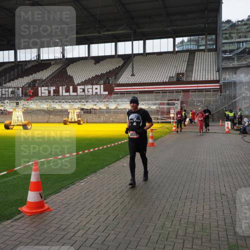 07.12.2025 - St. Pauli X-Mass-Run No. 15 Fabian Wolf http://msf.ph/oto/9421392 07.12.2025 11:45:44 Ziel 355, 526, 569, 572, 1324, 1541, 2382, 2385, 3028, 3378, 3379, 3963, 4058, 4060, 4112 meine-sportfotos.de