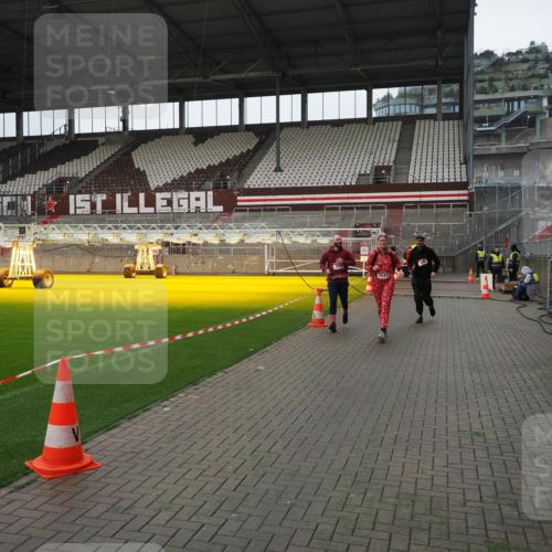 07.12.2025 - St. Pauli X-Mass-Run No. 15 Fabian Wolf http://msf.ph/oto/9421397 07.12.2025 11:45:47 Ziel 355, 526, 1324, 1541, 2382, 2385, 3028, 3378, 3379, 4060 meine-sportfotos.de