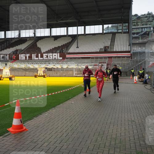 07.12.2025 - St. Pauli X-Mass-Run No. 15 Fabian Wolf http://msf.ph/oto/9421401 07.12.2025 11:45:48 Ziel 355, 526, 1324, 1541, 2382, 2385, 3028, 3378, 3379 meine-sportfotos.de