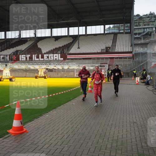 07.12.2025 - St. Pauli X-Mass-Run No. 15 Fabian Wolf http://msf.ph/oto/9421403 07.12.2025 11:45:48 Ziel 355, 526, 1324, 1541, 2382, 2385, 3028, 3378, 3379 meine-sportfotos.de