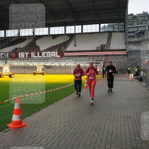 07.12.2025 - St. Pauli X-Mass-Run No. 15 Fabian Wolf http://msf.ph/oto/9421404 07.12.2025 11:45:48 Ziel 355, 526, 1324, 1541, 2382, 2385, 3028, 3378, 3379 meine-sportfotos.de