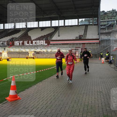 07.12.2025 - St. Pauli X-Mass-Run No. 15 Fabian Wolf http://msf.ph/oto/9421405 07.12.2025 11:45:48 Ziel 355, 526, 1324, 1541, 2382, 2385, 3028, 3378, 3379 meine-sportfotos.de