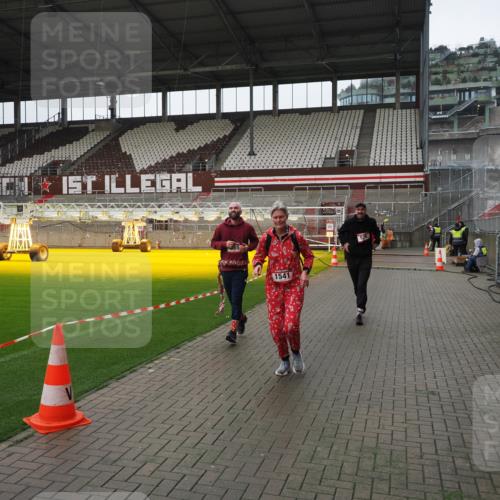07.12.2025 - St. Pauli X-Mass-Run No. 15 Fabian Wolf http://msf.ph/oto/9421407 07.12.2025 11:45:49 Ziel 355, 526, 1541, 3028, 3378, 3379 meine-sportfotos.de