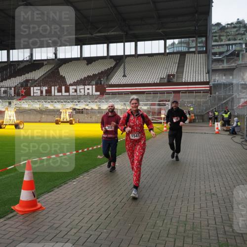 07.12.2025 - St. Pauli X-Mass-Run No. 15 Fabian Wolf http://msf.ph/oto/9421408 07.12.2025 11:45:49 Ziel 355, 526, 1541, 3028, 3378, 3379 meine-sportfotos.de