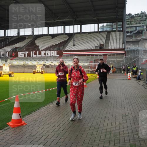 07.12.2025 - St. Pauli X-Mass-Run No. 15 Fabian Wolf http://msf.ph/oto/9421409 07.12.2025 11:45:49 Ziel 355, 526, 1541, 3028, 3378, 3379 meine-sportfotos.de