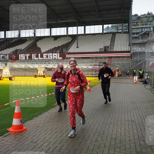 07.12.2025 - St. Pauli X-Mass-Run No. 15 Fabian Wolf http://msf.ph/oto/9421410 07.12.2025 11:45:49 Ziel 355, 526, 1541, 3028, 3378, 3379 meine-sportfotos.de