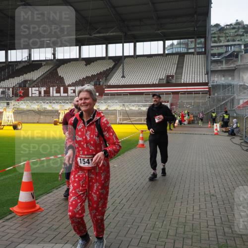 07.12.2025 - St. Pauli X-Mass-Run No. 15 Fabian Wolf http://msf.ph/oto/9421411 07.12.2025 11:45:50 Ziel 355, 526, 1541, 3028, 3378, 3379 meine-sportfotos.de
