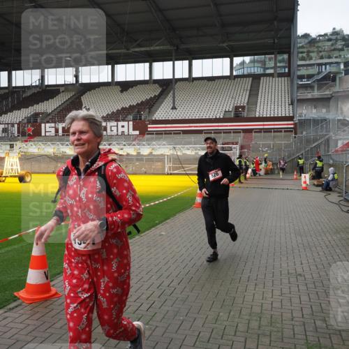 07.12.2025 - St. Pauli X-Mass-Run No. 15 Fabian Wolf http://msf.ph/oto/9421412 07.12.2025 11:45:50 Ziel 355, 526, 1541, 3028, 3378, 3379 meine-sportfotos.de