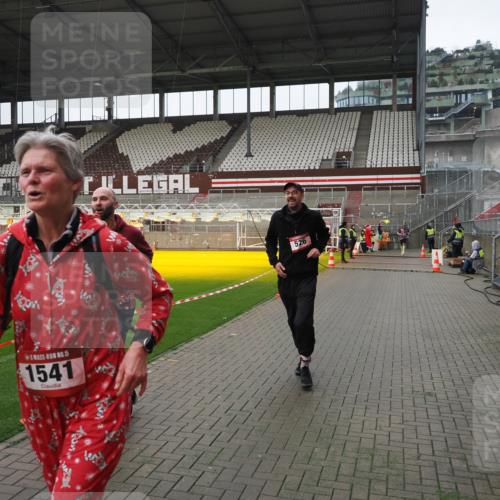 07.12.2025 - St. Pauli X-Mass-Run No. 15 Fabian Wolf http://msf.ph/oto/9421413 07.12.2025 11:45:50 Ziel 355, 526, 1541, 3028, 3378, 3379 meine-sportfotos.de