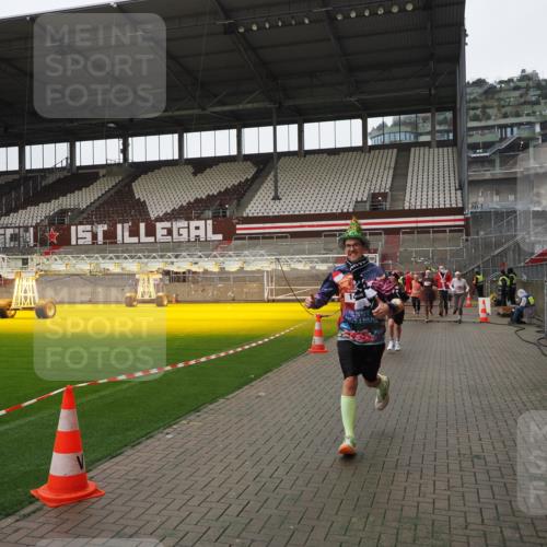 07.12.2025 - St. Pauli X-Mass-Run No. 15 Fabian Wolf http://msf.ph/oto/9421415 07.12.2025 11:45:59 Ziel 143, 147, 188, 355, 526, 733, 1541, 2097, 2137 meine-sportfotos.de