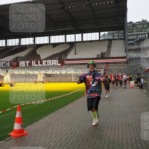 07.12.2025 - St. Pauli X-Mass-Run No. 15 Fabian Wolf http://msf.ph/oto/9421416 07.12.2025 11:45:59 Ziel 143, 147, 188, 355, 526, 733, 1541, 2097, 2137 meine-sportfotos.de