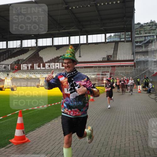 07.12.2025 - St. Pauli X-Mass-Run No. 15 Fabian Wolf http://msf.ph/oto/9421419 07.12.2025 11:46:00 Ziel 143, 147, 188, 355, 356, 526, 733, 1541, 2097, 2137 meine-sportfotos.de
