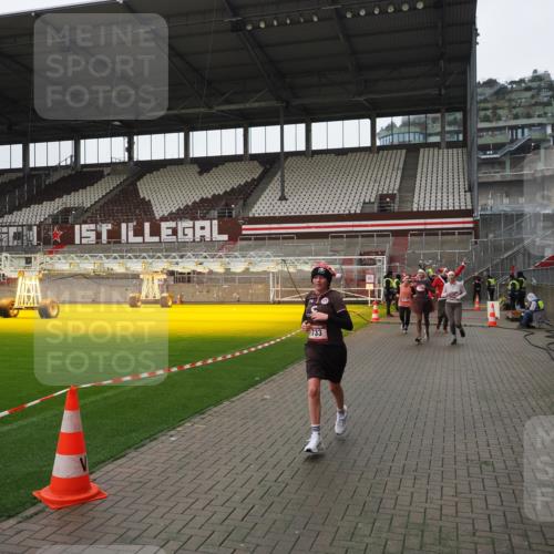07.12.2025 - St. Pauli X-Mass-Run No. 15 Fabian Wolf http://msf.ph/oto/9421422 07.12.2025 11:46:01 Ziel 143, 147, 188, 355, 356, 526, 733, 1541, 2097, 2137 meine-sportfotos.de