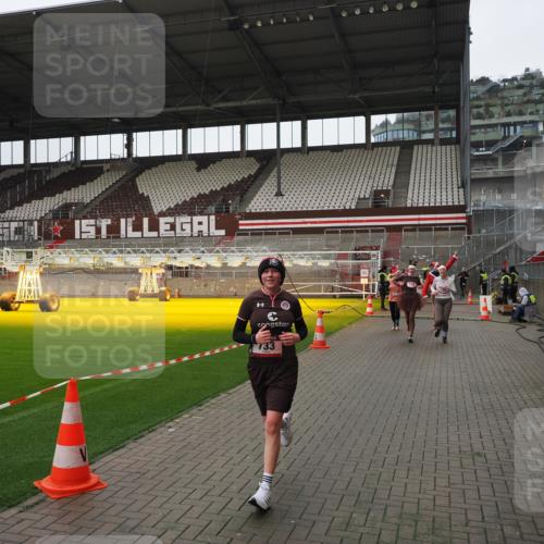 07.12.2025 - St. Pauli X-Mass-Run No. 15 Fabian Wolf http://msf.ph/oto/9421424 07.12.2025 11:46:02 Ziel 143, 147, 188, 356, 526, 733, 2097, 2137 meine-sportfotos.de
