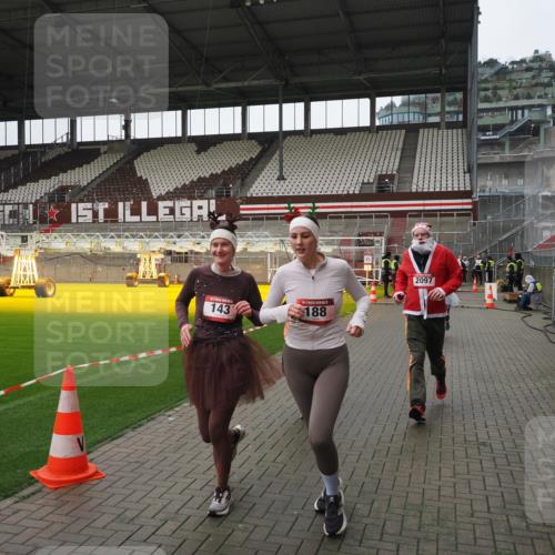07.12.2025 - St. Pauli X-Mass-Run No. 15 Fabian Wolf http://msf.ph/oto/9421431 07.12.2025 11:46:05 Ziel 143, 147, 188, 356, 733, 2097, 2137, 3620 meine-sportfotos.de