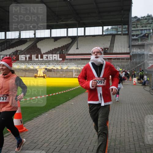 07.12.2025 - St. Pauli X-Mass-Run No. 15 Fabian Wolf http://msf.ph/oto/9421432 07.12.2025 11:46:06 Ziel 143, 147, 188, 356, 733, 2097, 2137, 2437, 3620 meine-sportfotos.de