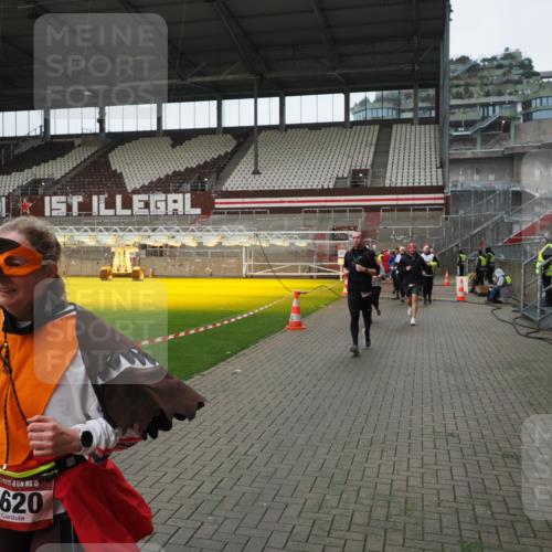 07.12.2025 - St. Pauli X-Mass-Run No. 15 Fabian Wolf http://msf.ph/oto/9421439 07.12.2025 11:46:12 Ziel 143, 147, 188, 356, 733, 949, 954, 1058, 1073, 1433, 1454, 2097, 2137, 2437, 3523, 3524, 3620 meine-sportfotos.de