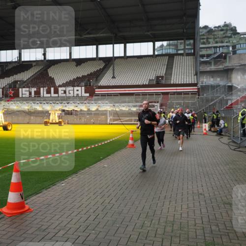 07.12.2025 - St. Pauli X-Mass-Run No. 15 Fabian Wolf http://msf.ph/oto/9421442 07.12.2025 11:46:13 Ziel 143, 147, 188, 356, 733, 949, 954, 1058, 1073, 1433, 1454, 2097, 2137, 2437, 2935, 2941, 3523, 3524, 3620 meine-sportfotos.de