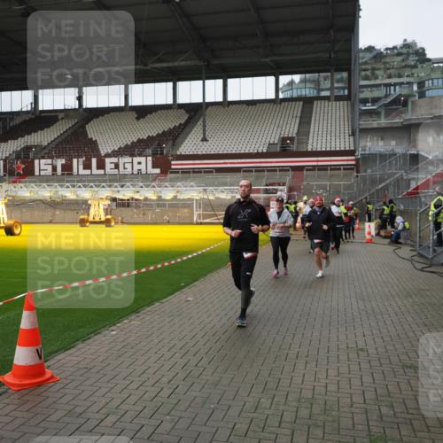07.12.2025 - St. Pauli X-Mass-Run No. 15 Fabian Wolf http://msf.ph/oto/9421443 07.12.2025 11:46:13 Ziel 143, 147, 188, 356, 733, 949, 954, 1058, 1073, 1433, 1454, 2097, 2137, 2437, 2935, 2941, 3523, 3524, 3620 meine-sportfotos.de