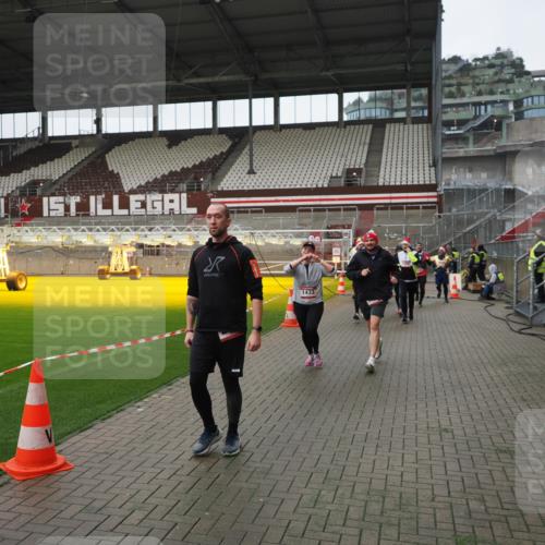 07.12.2025 - St. Pauli X-Mass-Run No. 15 Fabian Wolf http://msf.ph/oto/9421446 07.12.2025 11:46:15 Ziel 143, 188, 356, 733, 949, 954, 1058, 1073, 1433, 1454, 2097, 2137, 2437, 2935, 2941, 3523, 3524, 3620 meine-sportfotos.de