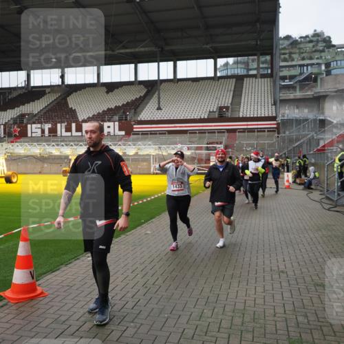 07.12.2025 - St. Pauli X-Mass-Run No. 15 Fabian Wolf http://msf.ph/oto/9421448 07.12.2025 11:46:15 Ziel 143, 188, 356, 733, 949, 954, 1058, 1073, 1433, 1454, 2097, 2137, 2437, 2935, 2941, 3523, 3524, 3620 meine-sportfotos.de