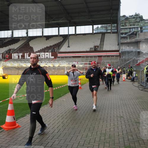 07.12.2025 - St. Pauli X-Mass-Run No. 15 Fabian Wolf http://msf.ph/oto/9421449 07.12.2025 11:46:15 Ziel 143, 188, 356, 733, 949, 954, 1058, 1073, 1433, 1454, 2097, 2137, 2437, 2935, 2941, 3523, 3524, 3620 meine-sportfotos.de