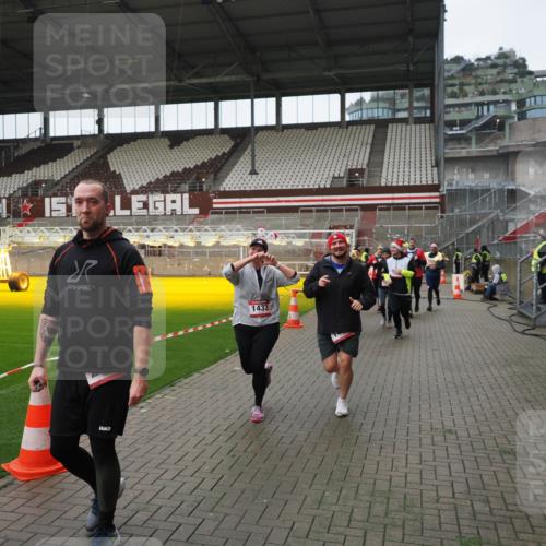 07.12.2025 - St. Pauli X-Mass-Run No. 15 Fabian Wolf http://msf.ph/oto/9421450 07.12.2025 11:46:15 Ziel 143, 188, 356, 733, 949, 954, 1058, 1073, 1433, 1454, 2097, 2137, 2437, 2935, 2941, 3523, 3524, 3620 meine-sportfotos.de