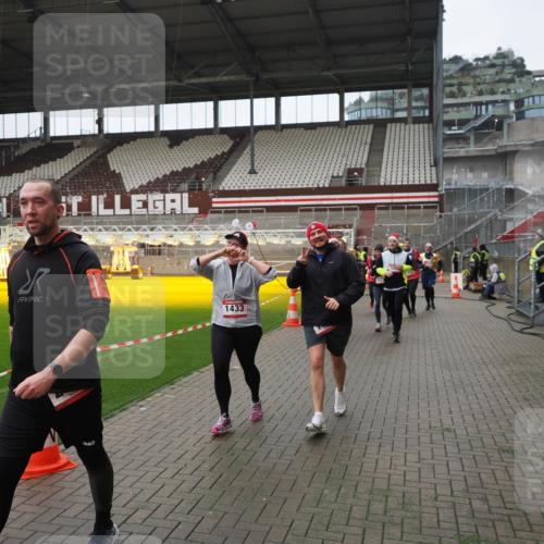 07.12.2025 - St. Pauli X-Mass-Run No. 15 Fabian Wolf http://msf.ph/oto/9421451 07.12.2025 11:46:16 Ziel 143, 188, 356, 733, 949, 954, 1058, 1073, 1433, 1454, 2097, 2137, 2437, 2935, 2941, 3523, 3524, 3620 meine-sportfotos.de