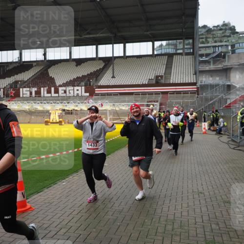 07.12.2025 - St. Pauli X-Mass-Run No. 15 Fabian Wolf http://msf.ph/oto/9421452 07.12.2025 11:46:16 Ziel 143, 188, 356, 733, 949, 954, 1058, 1073, 1433, 1454, 2097, 2137, 2437, 2935, 2941, 3523, 3524, 3620 meine-sportfotos.de