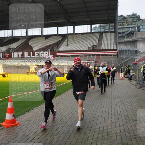 07.12.2025 - St. Pauli X-Mass-Run No. 15 Fabian Wolf http://msf.ph/oto/9421453 07.12.2025 11:46:16 Ziel 143, 188, 356, 733, 949, 954, 1058, 1073, 1433, 1454, 2097, 2137, 2437, 2935, 2941, 3523, 3524, 3620 meine-sportfotos.de