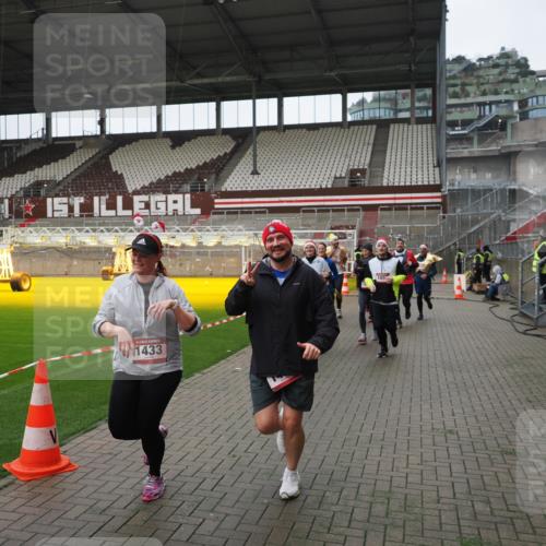 07.12.2025 - St. Pauli X-Mass-Run No. 15 Fabian Wolf http://msf.ph/oto/9421454 07.12.2025 11:46:16 Ziel 143, 188, 356, 733, 949, 954, 1058, 1073, 1433, 1454, 2097, 2137, 2437, 2935, 2941, 3523, 3524, 3620 meine-sportfotos.de