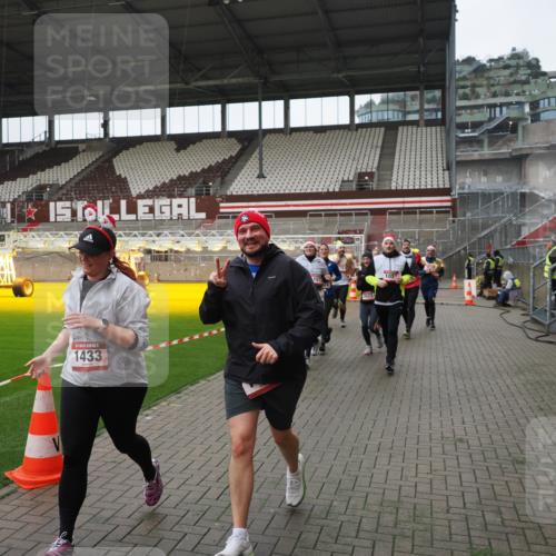 07.12.2025 - St. Pauli X-Mass-Run No. 15 Fabian Wolf http://msf.ph/oto/9421455 07.12.2025 11:46:16 Ziel 143, 188, 356, 733, 949, 954, 1058, 1073, 1433, 1454, 2097, 2137, 2437, 2935, 2941, 3523, 3524, 3620 meine-sportfotos.de