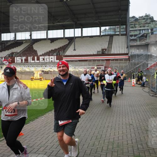 07.12.2025 - St. Pauli X-Mass-Run No. 15 Fabian Wolf http://msf.ph/oto/9421456 07.12.2025 11:46:17 Ziel 143, 188, 356, 949, 954, 1058, 1073, 1433, 1454, 2097, 2137, 2437, 2935, 2941, 3523, 3524, 3620 meine-sportfotos.de