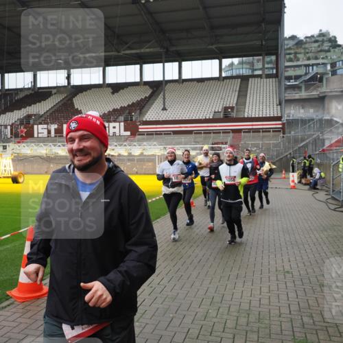 07.12.2025 - St. Pauli X-Mass-Run No. 15 Fabian Wolf http://msf.ph/oto/9421458 07.12.2025 11:46:17 Ziel 143, 188, 356, 949, 954, 1058, 1073, 1433, 1454, 2097, 2137, 2437, 2935, 2941, 3523, 3524, 3620 meine-sportfotos.de