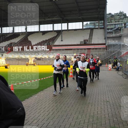 07.12.2025 - St. Pauli X-Mass-Run No. 15 Fabian Wolf http://msf.ph/oto/9421460 07.12.2025 11:46:17 Ziel 143, 188, 356, 949, 954, 1058, 1073, 1433, 1454, 2097, 2137, 2437, 2935, 2941, 3523, 3524, 3620 meine-sportfotos.de