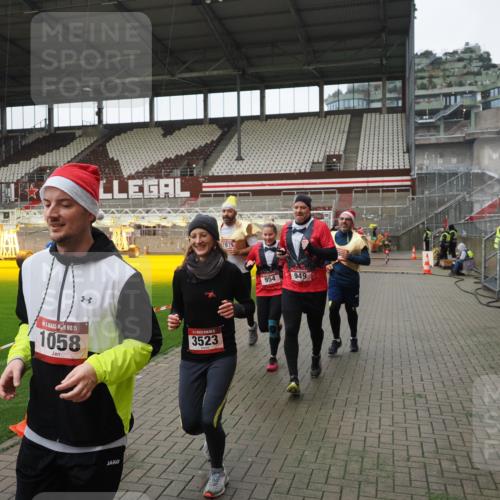 07.12.2025 - St. Pauli X-Mass-Run No. 15 Fabian Wolf http://msf.ph/oto/9421465 07.12.2025 11:46:19 Ziel 356, 949, 954, 1058, 1073, 1433, 1454, 2137, 2437, 2716, 2935, 2941, 3523, 3524, 3620 meine-sportfotos.de