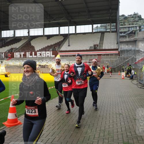 07.12.2025 - St. Pauli X-Mass-Run No. 15 Fabian Wolf http://msf.ph/oto/9421467 07.12.2025 11:46:19 Ziel 356, 949, 954, 1058, 1073, 1433, 1454, 2137, 2437, 2716, 2935, 2941, 3523, 3524, 3620 meine-sportfotos.de