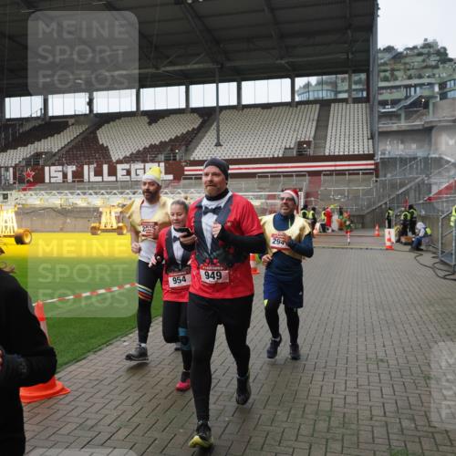 07.12.2025 - St. Pauli X-Mass-Run No. 15 Fabian Wolf http://msf.ph/oto/9421468 07.12.2025 11:46:20 Ziel 356, 949, 954, 1058, 1073, 1433, 1454, 2437, 2716, 2935, 2941, 3523, 3524, 3620 meine-sportfotos.de