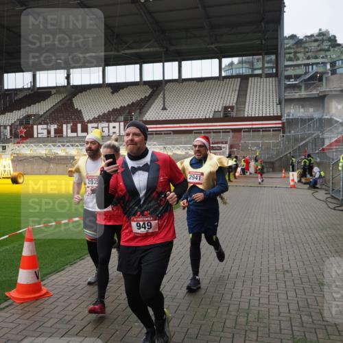 07.12.2025 - St. Pauli X-Mass-Run No. 15 Fabian Wolf http://msf.ph/oto/9421469 07.12.2025 11:46:20 Ziel 356, 949, 954, 1058, 1073, 1433, 1454, 2437, 2716, 2935, 2941, 3523, 3524, 3620 meine-sportfotos.de