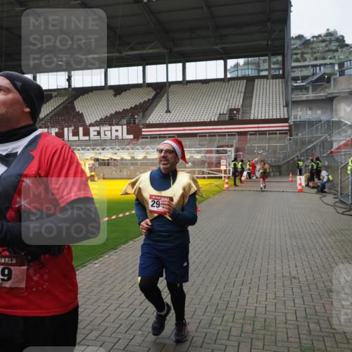 07.12.2025 - St. Pauli X-Mass-Run No. 15 Fabian Wolf http://msf.ph/oto/9421470 07.12.2025 11:46:20 Ziel 356, 949, 954, 1058, 1073, 1433, 1454, 2437, 2716, 2935, 2941, 3523, 3524, 3620 meine-sportfotos.de
