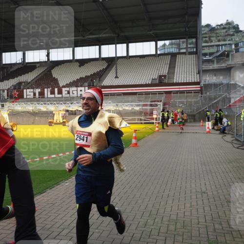 07.12.2025 - St. Pauli X-Mass-Run No. 15 Fabian Wolf http://msf.ph/oto/9421471 07.12.2025 11:46:21 Ziel 949, 954, 1058, 1073, 1433, 1454, 2437, 2716, 2935, 2941, 3523, 3524, 3620 meine-sportfotos.de