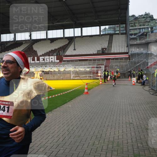 07.12.2025 - St. Pauli X-Mass-Run No. 15 Fabian Wolf http://msf.ph/oto/9421472 07.12.2025 11:46:21 Ziel 949, 954, 1058, 1073, 1433, 1454, 2437, 2716, 2935, 2941, 3523, 3524, 3620 meine-sportfotos.de