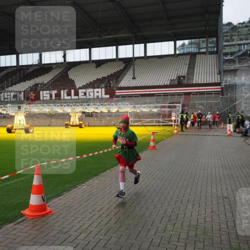 07.12.2025 - St. Pauli X-Mass-Run No. 15 Fabian Wolf http://msf.ph/oto/9421478 07.12.2025 11:46:25 Ziel 949, 954, 1058, 1073, 1433, 1454, 2437, 2716, 2935, 2941, 3523, 3524 meine-sportfotos.de
